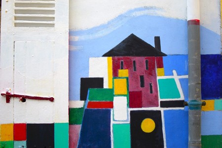 Façade de maison avec volets et décoration murale, illustrant les règles à respecter avant de changer ses volets